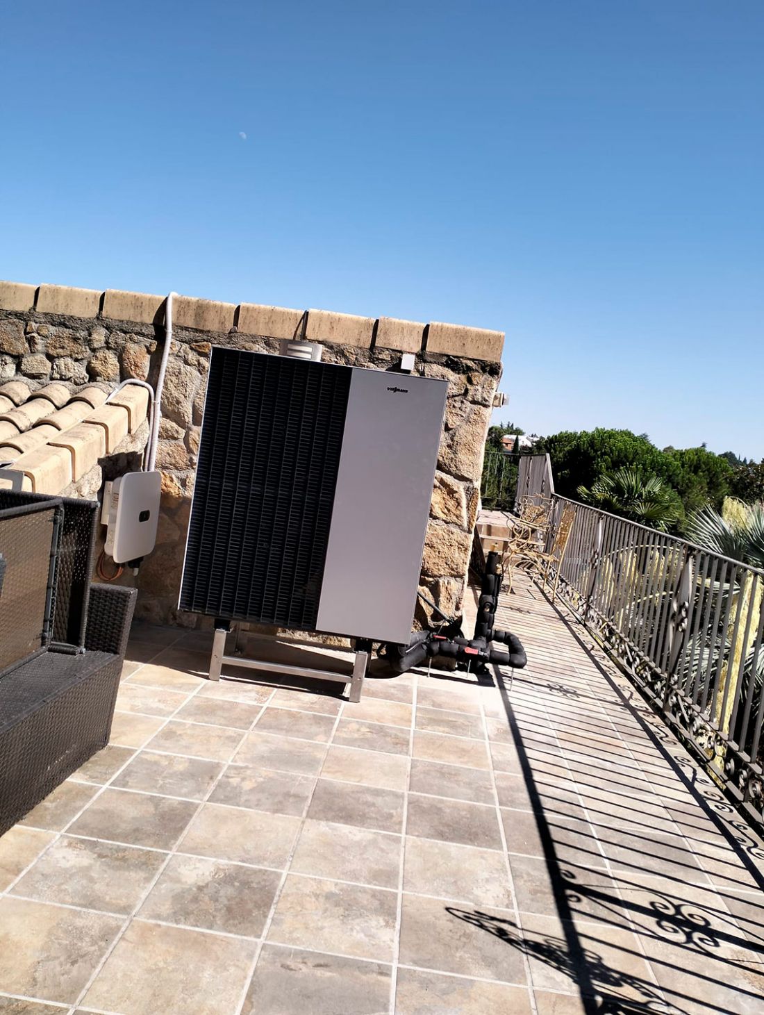 Instalación de aparato de aerotermia en terraza de azotea
