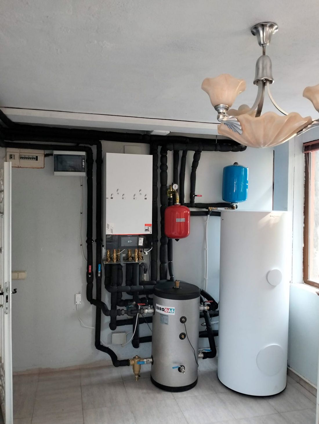 Instalación de termos de aerotermia en habitación trastero