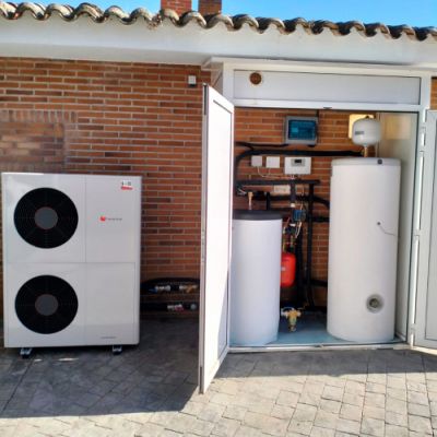 Caseta con termo grande vertical en interior y aparatos de vetilación en exterior