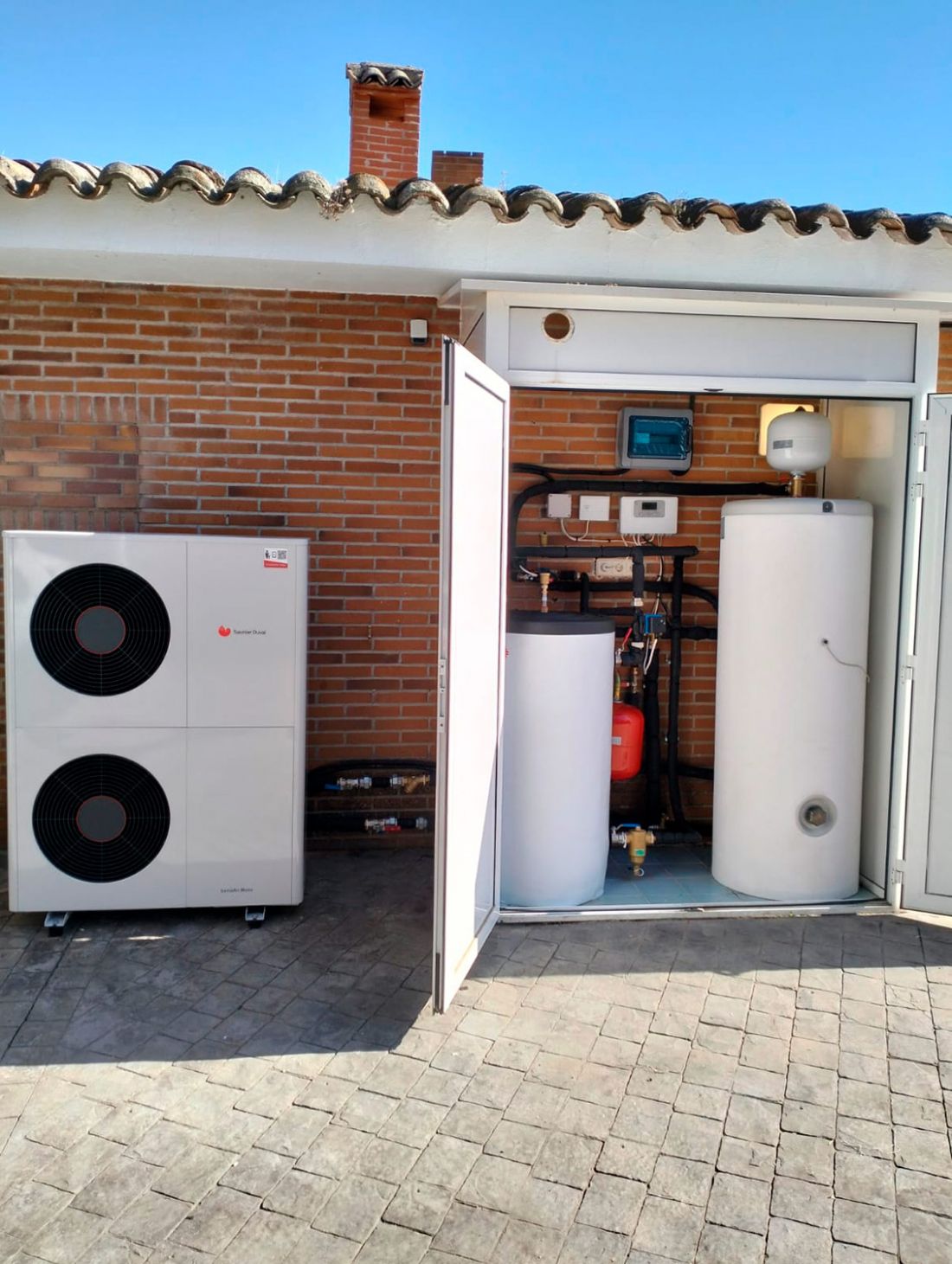 Caseta con termo grande vertical en interior y aparatos de vetilación en exterior