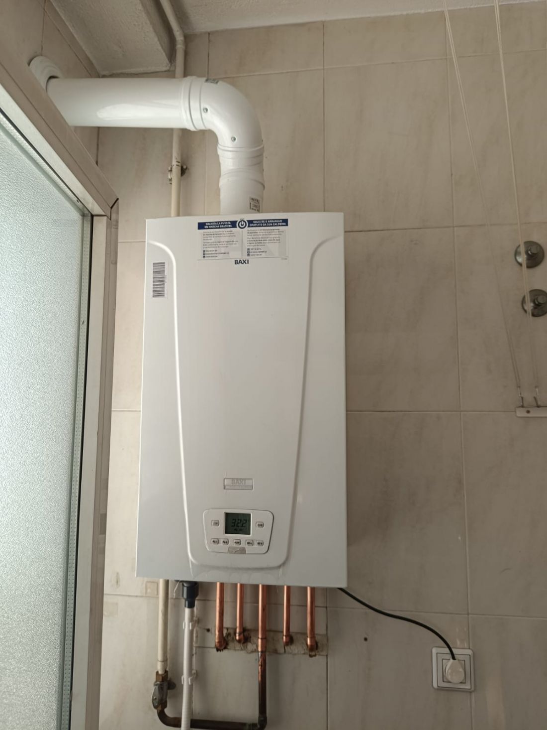 Caldera rectangular Baxi instalada en terraza interior